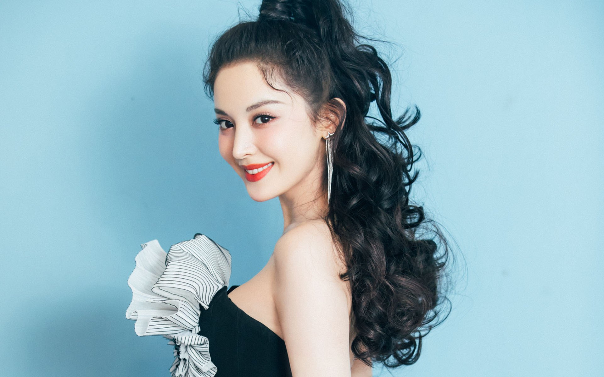 新生代球迷成长为主力观众改变内容生态，新生代足球解说